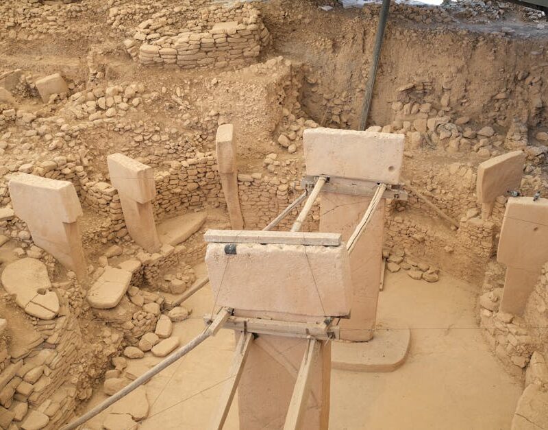 Amazonien Archäologie – Draufsicht auf Göbekli Tepe, eine antike neolithische Ausgrabungsstätte in Şanlıurfa.