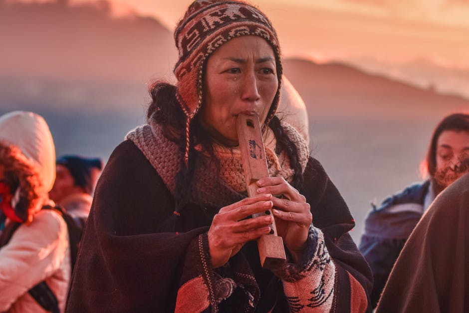 Aymara: Sprache, Volk und Kultur im Andenraum Boliviens – Mann Im Braunen Und Weißen Schal, Der Flöte Hält