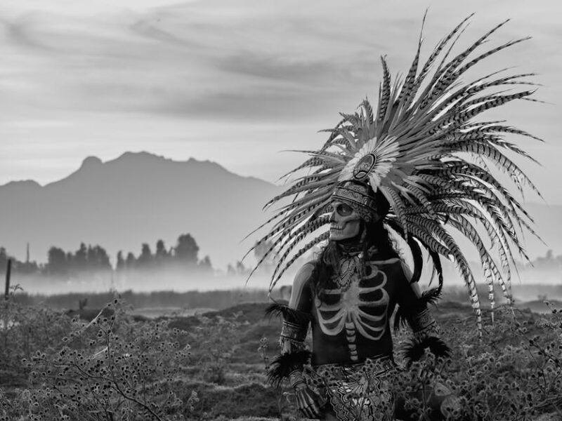Aztekische Menschenopfer: Was die Forschung wirklich weiß – Traditionelle Aztekische Tänzerin Im Gefiederten Kostüm