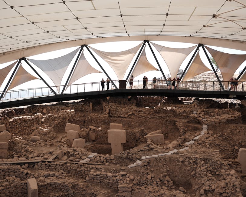Caral: Älteste Stadt Amerikas und ihre Geheimnisse – Archäologische Ruinen von Göbekli Tepe unter einem Blätterdach, beoba…