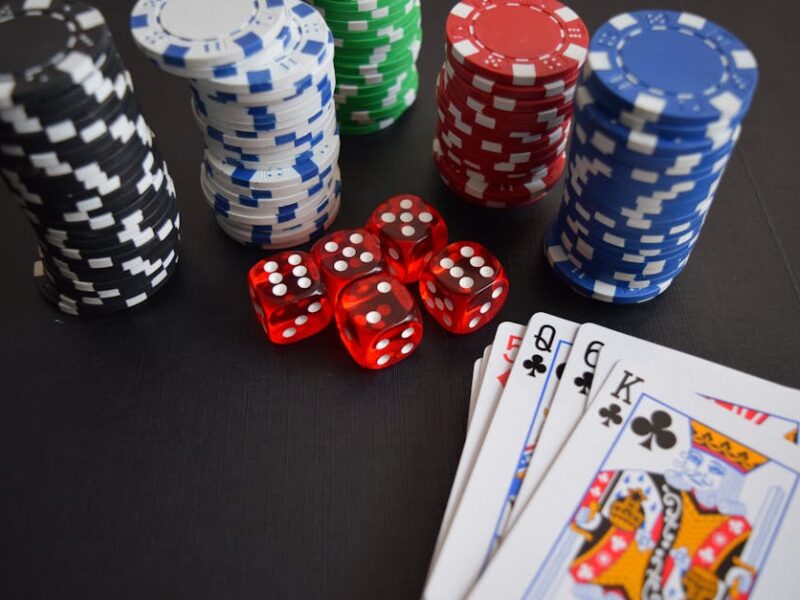 Das olmekische Ballspiel: Wo Pok-ta-Pok begann – Spielkarten Und Pokerchips Und Würfel