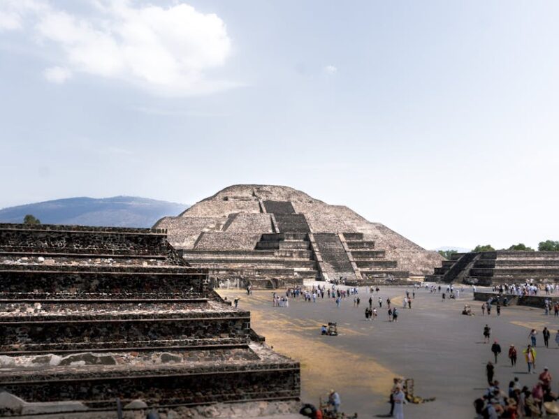 Der Niedergang von Teotihuacán um 550 n. Chr. – Ein atemberaubender Blick auf die Pyramiden von Teotihuacán in Mexiko, die…