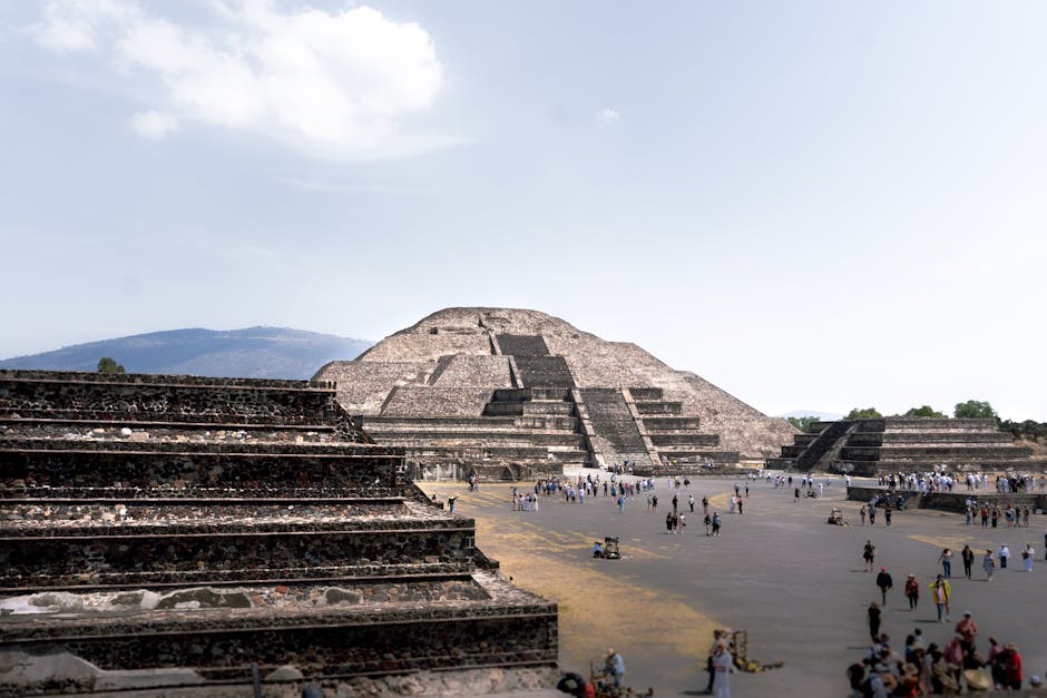 Der Niedergang von Teotihuacán um 550 n. Chr. – Ein atemberaubender Blick auf die Pyramiden von Teotihuacán in Mexiko, die…