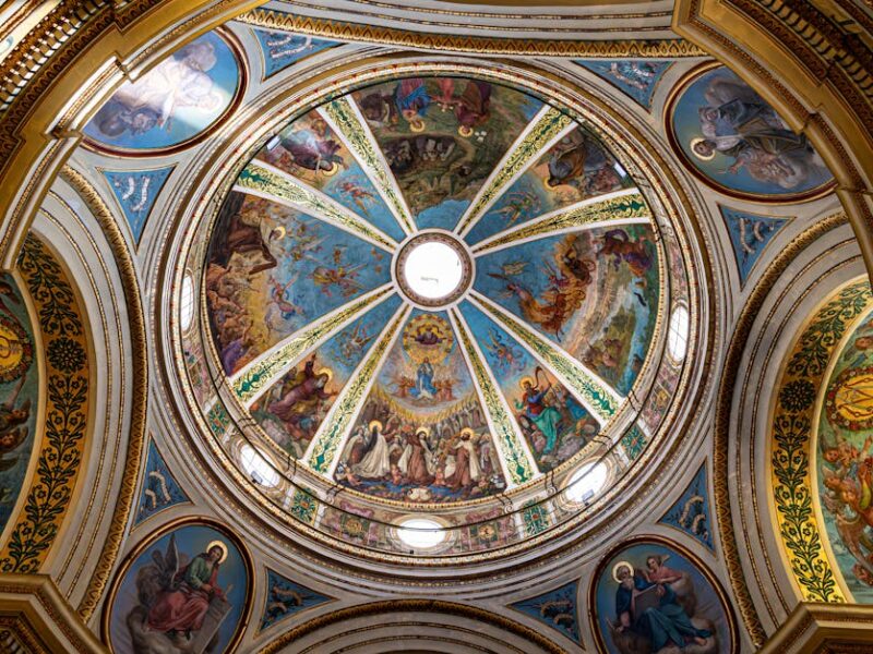 Der Titicacasee: Heilige Orte und Schöpfungsmythos – Atemberaubende Kuppeldecke mit detailreichen religiösen Kunstwerken i…