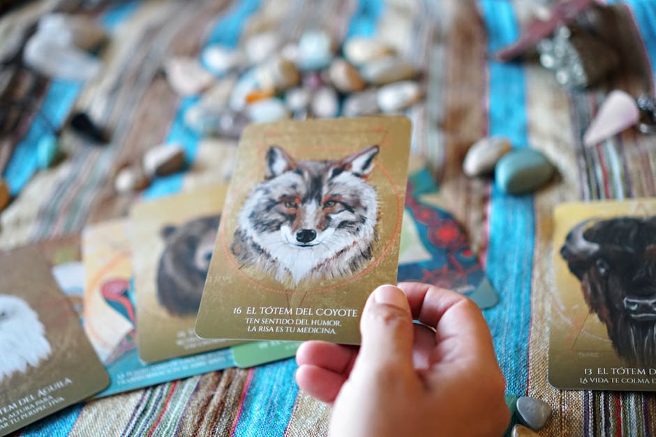 Der Werjaguar: Olmekische Ikonographie und Schamanismus – Nahaufnahme einer Hand, die eine Tarotkarte mit einem Kojote auf…