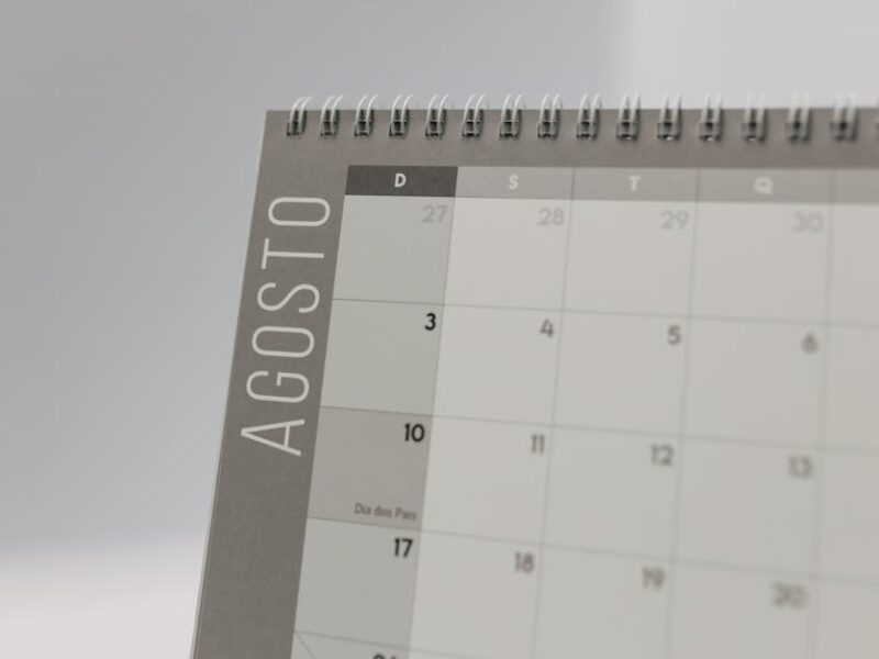 Der zapotekische Kalender: Piye und das 260-Tage-System – Nahaufnahme eines spiralgebundenen Kalenders, der die Daten für …