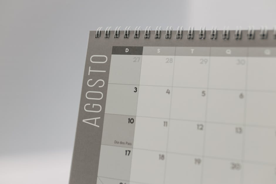 Der zapotekische Kalender: Piye und das 260-Tage-System – Nahaufnahme eines spiralgebundenen Kalenders, der die Daten für …