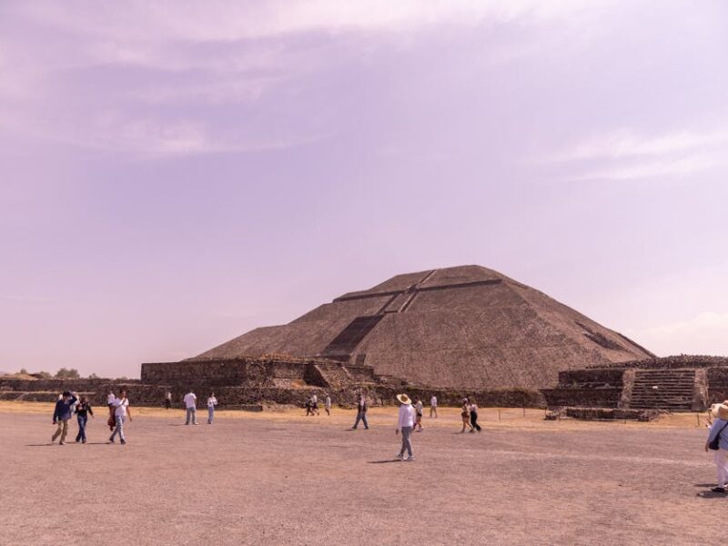 Die Federschlangen-Pyramide: Architektur und Bedeutung – Touristen besuchen die berühmte Sonnenpyramide in Teotihuacán, Me…