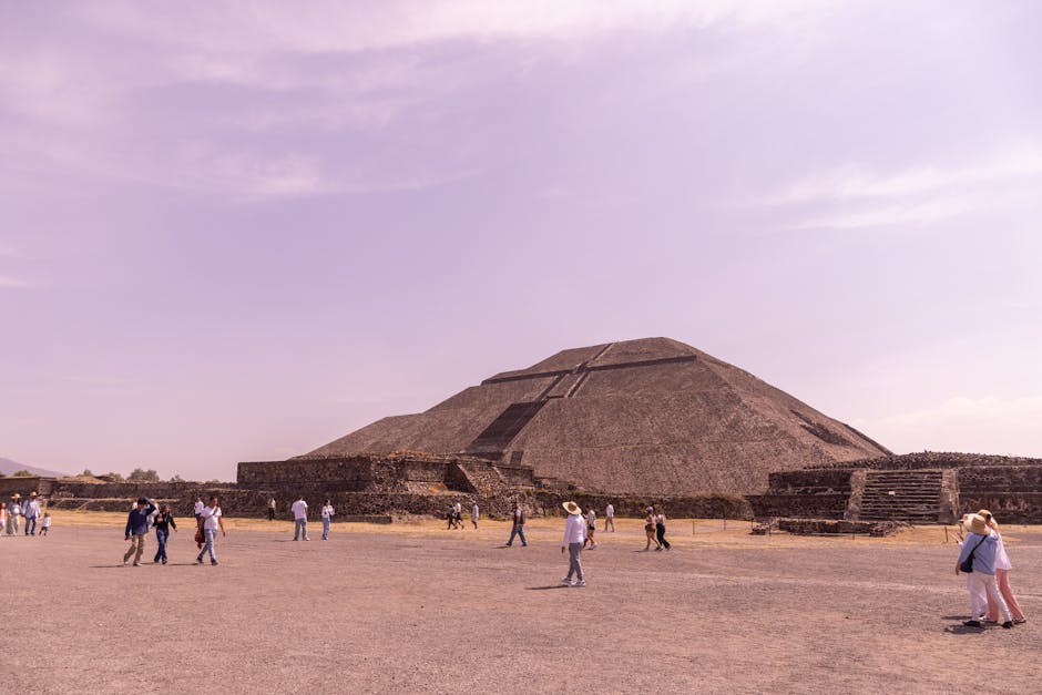 Die Federschlangen-Pyramide: Architektur und Bedeutung – Touristen besuchen die berühmte Sonnenpyramide in Teotihuacán, Me…