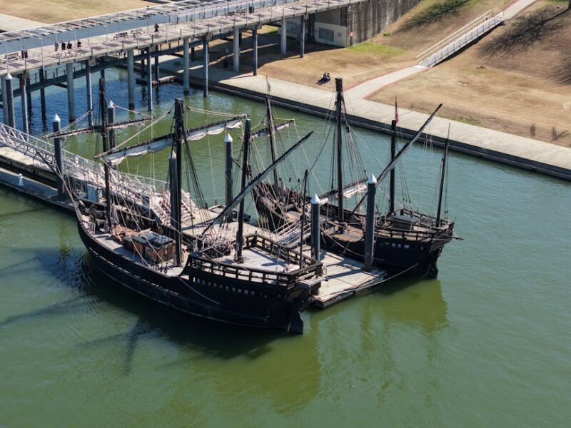 Die Taíno und Kolumbus: Der Erstkontakt 1492 – Luftaufnahme von historischen spanischen Schiffen, die an einem sonnigen Ta…