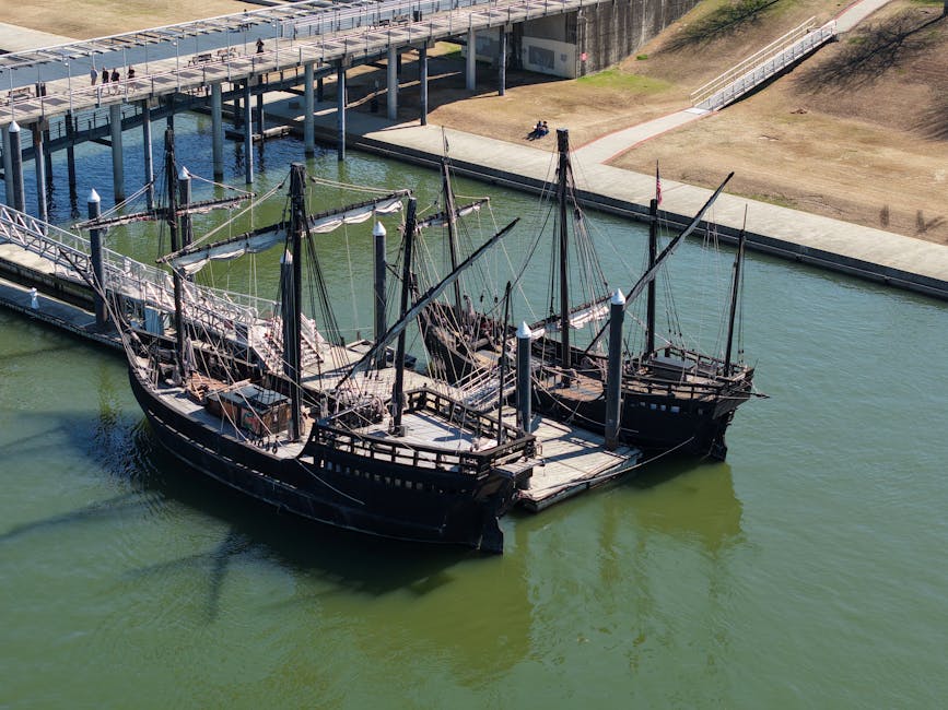 Die Taíno und Kolumbus: Der Erstkontakt 1492 – Luftaufnahme von historischen spanischen Schiffen, die an einem sonnigen Ta…