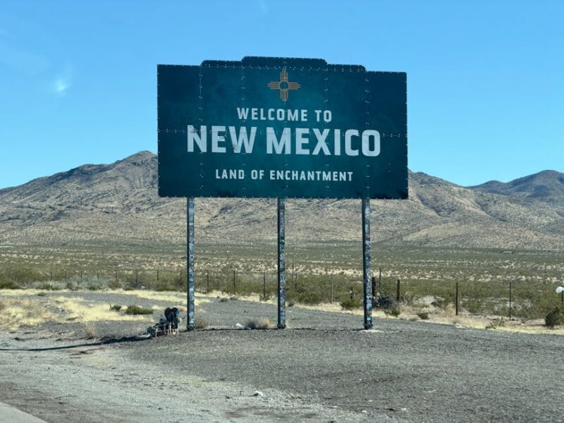 Die Zuni: Eigenständige Sprachfamilie in New Mexico – Ein ikonisches Willkommensschild für New Mexico inmitten einer Wüste…