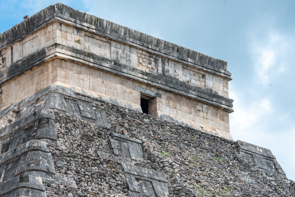 El Mirador: Die vergessene Wiege der Maya-Zivilisation – Nahaufnahme der alten Maya-Pyramide von Chichén Itzá, die detaill…