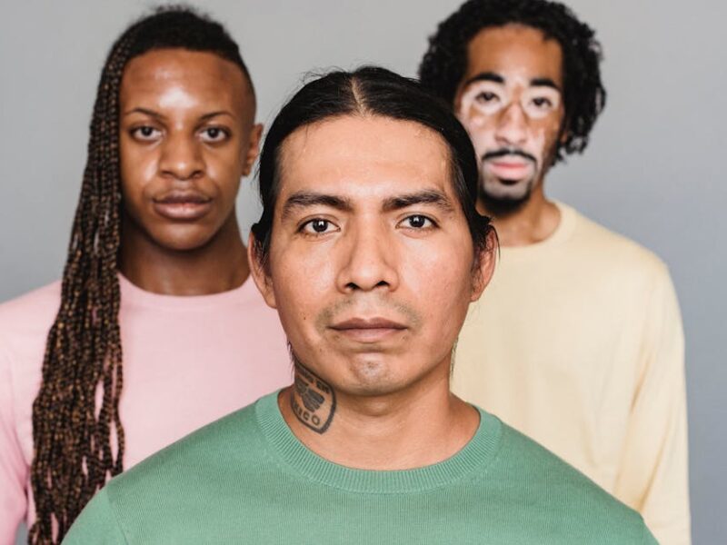 Hatuey: Der Taíno-Rebell und seine letzten Worte – Diverse Aufmerksame Männer Vor Grauem Hintergrund