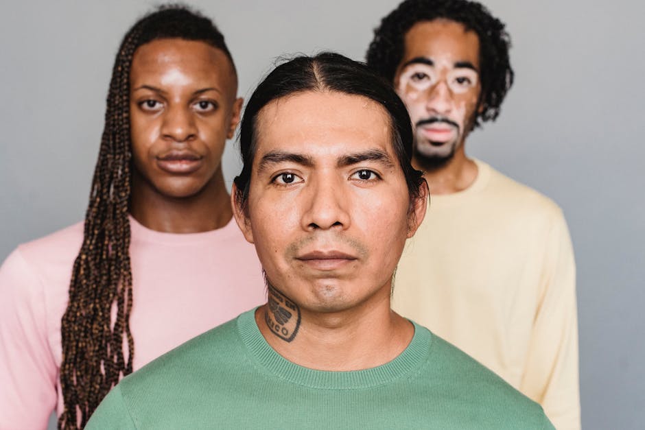 Hatuey: Der Taíno-Rebell und seine letzten Worte – Diverse Aufmerksame Männer Vor Grauem Hintergrund