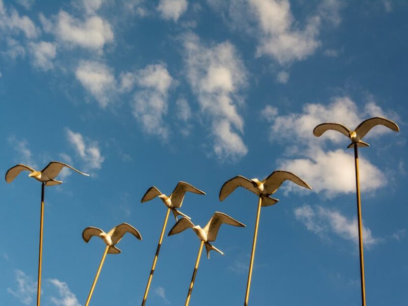 Hopewell-Kunst: Die Vogel- und Tierpfeifenköpfe – Künstlerische Darstellung von Vögeln auf Stangen vor einem blauen Himmel…