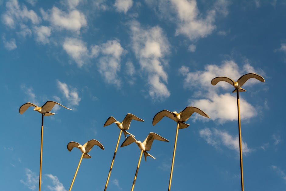 Hopewell-Kunst: Die Vogel- und Tierpfeifenköpfe – Künstlerische Darstellung von Vögeln auf Stangen vor einem blauen Himmel…