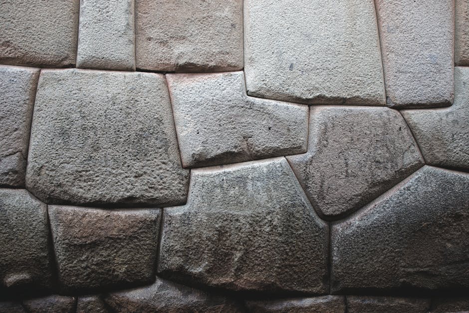 Huáscar: Verlierer des Inka-Bürgerkriegs und sein Ende – Detailansicht einer alten Inka-Steinmauer in Cusco, die präzise S…