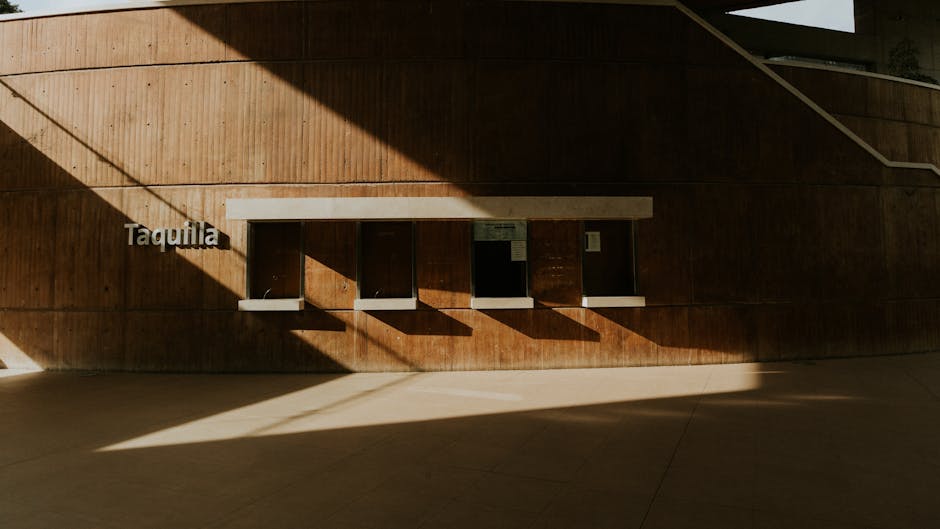 La Venta: Das olmekische Zeremonialzentrum in Tabasco – Ein moderner Fahrkartenschalter, dessen Wände dramatische Schatten…