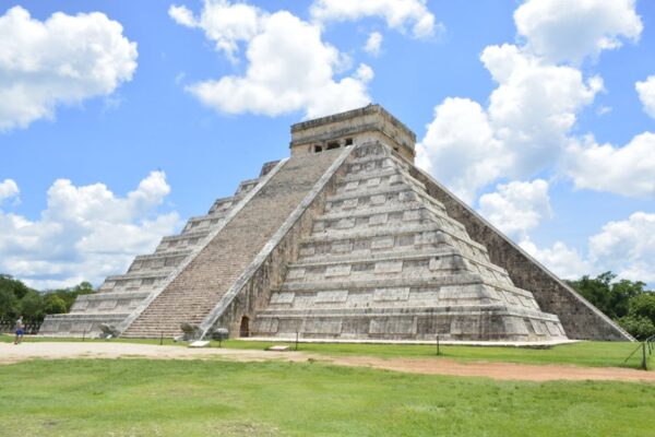 Maya – Erkunden Sie die berühmte Pyramide von Chichén Itzá in Yucatán, ein architektonisches Wunder unter strahlend blauem…