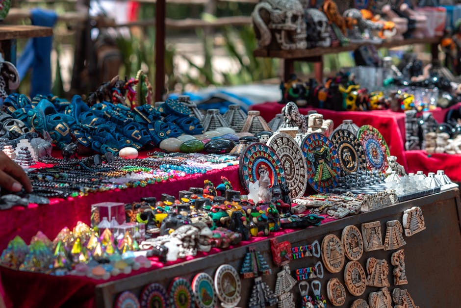 maya kalender – Lebendige Ausstellung handgefertigter mexikanischer Souvenirs auf dem Markt von Chichén Itzá, Yucatán.