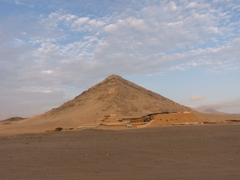 Minchançaman: Der letzte Chimú-König – Eine präkolumbische Moche-Pyramide eingebettet in die trockene Landschaft von Truji…