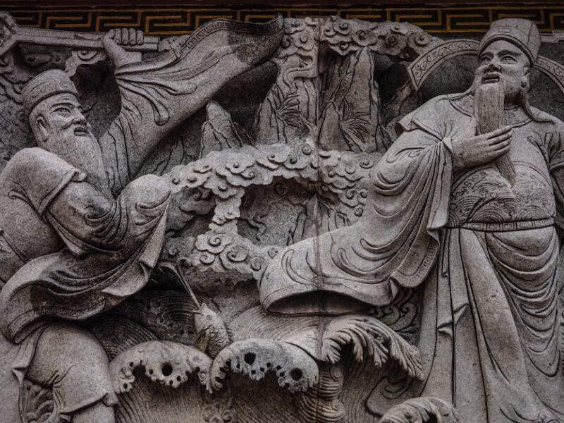 Olmekenkunst: Die Jadeit-Figuren und ihre Bedeutung – Detaillierte Steinmetzarbeiten, die antike orientalische Figuren in …