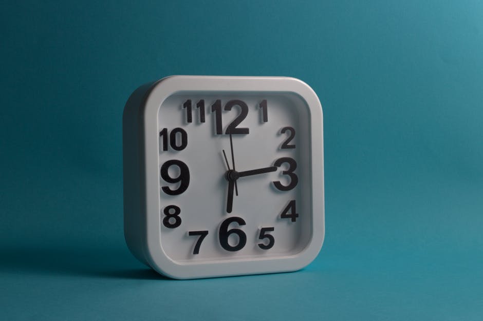 Olmekische Zeremonialäxte: Form, Funktion, Symbolik – Quadratische weiße Wanduhr mit der Uhrzeit 10:10 vor blauem Hintergr…