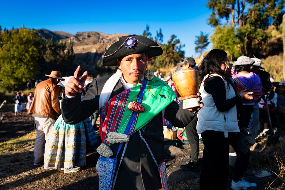 Pachamama: Mutter Erde der Anden – Bedeutung und Rituale – Farbenfrohes Andenfest in Caylloma, Peru, das traditionelle Tra…