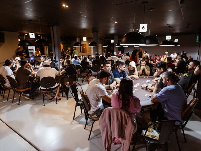 Pok-ta-Pok: Die Regeln des Maya-Ballspiels – Spannendes Pokerspiel in einem lebhaften Casino mit vielen Spielern. Erleben …