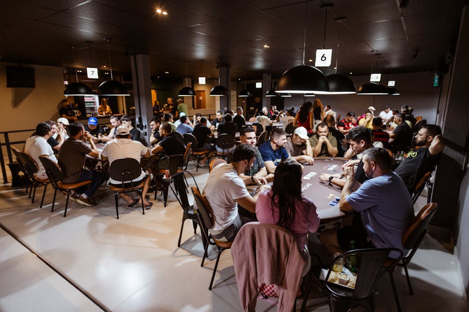 Pok-ta-Pok: Die Regeln des Maya-Ballspiels – Spannendes Pokerspiel in einem lebhaften Casino mit vielen Spielern. Erleben …