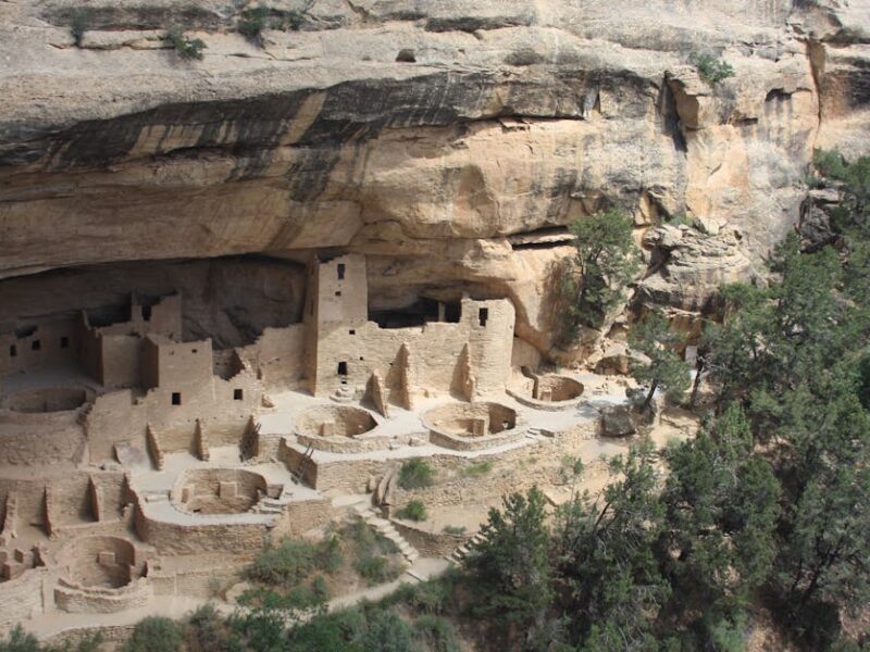 Pueblo-Kulturen – Erkunden Sie die atemberaubenden Ruinen des Cliff Palace im Mesa Verde Nationalpark in Colorado.