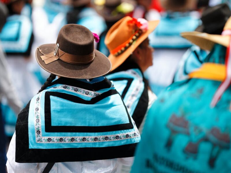 Quechua heute: 8 Millionen Sprecher in den Anden – Farbenfrohes Kulturfest in Cusco mit traditioneller Kleidung und Hüten.