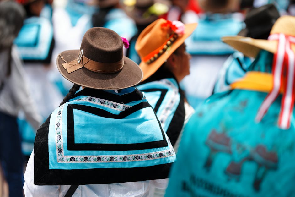 Quechua heute: 8 Millionen Sprecher in den Anden – Farbenfrohes Kulturfest in Cusco mit traditioneller Kleidung und Hüten.