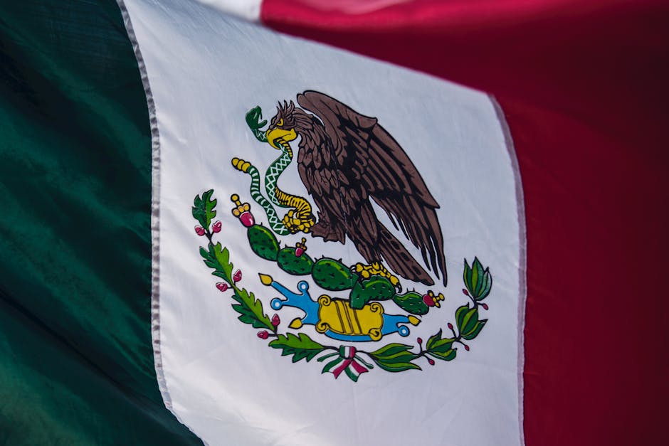 Quetzalcóatl: Die gefiederte Schlange – Mythos und Bedeutung – Nahaufnahme Der Roten, Weißen Und Grünen Landflagge
