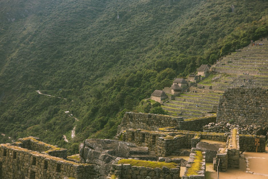 Reducciones: Zwangsumsiedlungen im Inka-Reich unter Vizekönig Toledo – Ein Panoramablick, der die ikonischen Terrassen und…