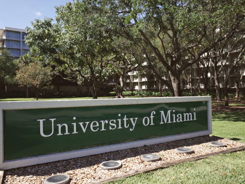 Shawnee, Miami, Anishinaabe: Die Erben der Mound Builder – Außenansicht des Eingangs der University of Miami mit üppigem G…