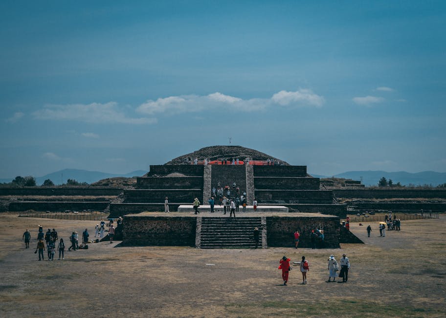 Sonnenpyramide Teotihuacan: Geschichte, Bauphasen und Geheimnisse – Antike Pyramide Von Teotihuacan An Einem Sonnigen Tag