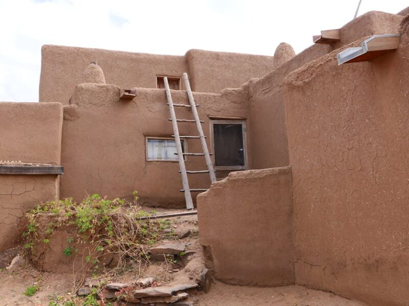 Taos Pueblo: UNESCO-Welterbe in New Mexico – Traditionelle Lehmarchitektur im Taos Pueblo, New Mexico, mit rustikalem Charme.