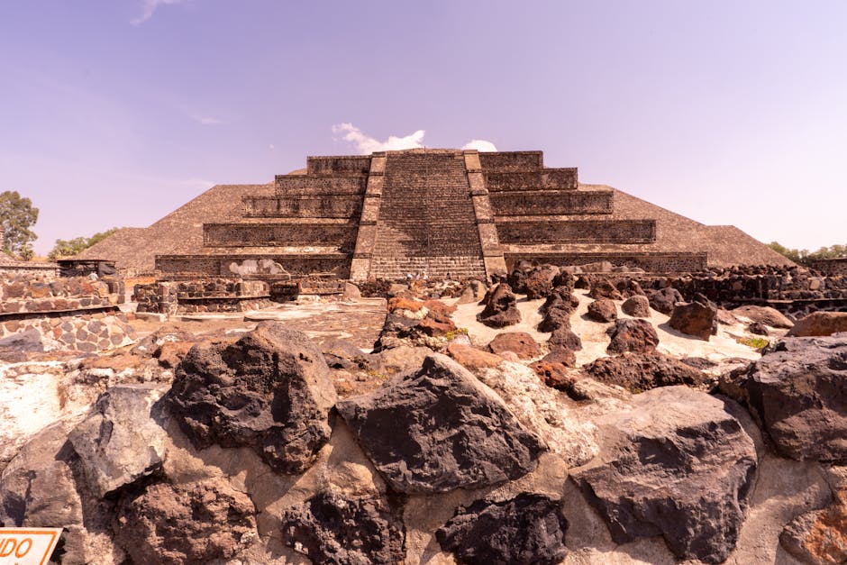 Templo Mayor: Zentrum Tenochtitláns und aztekischer Glaube – Blick auf die Sonnenpyramide in Teotihuacán, Mexiko, unter kl…