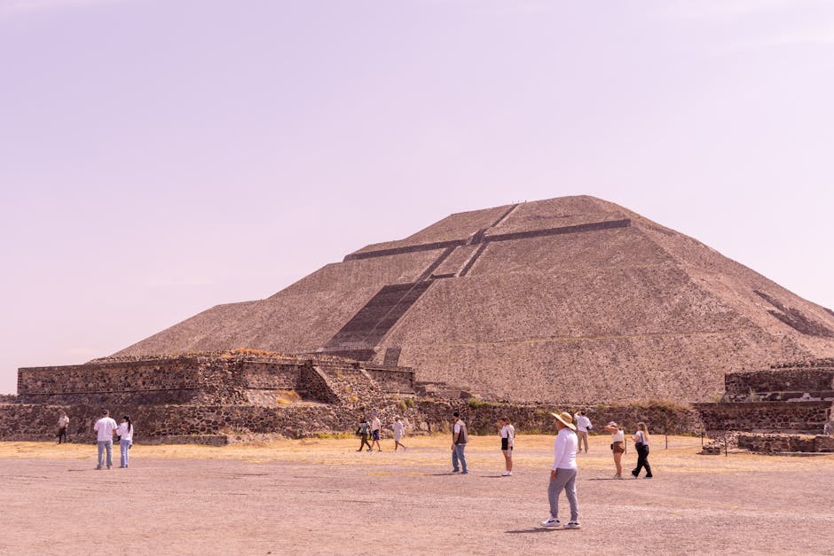 Teotihuacan: Die größte Metropole Mesoamerikas entdecken – Besucher erkunden die Sonnenpyramide von Teotihuacan unter klar…