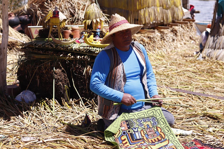 Titicacasee: Mythos und Lebensraum der Uros auf 3812 Metern – Ein einheimischer Kunsthandwerker fertigt traditionelle Kuns…