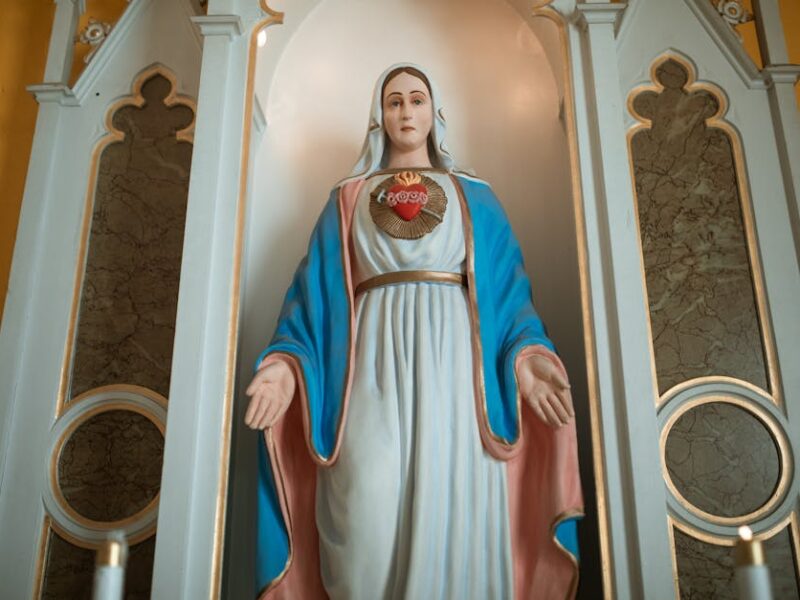 Zemí: Die heiligen Figuren der Taíno-Religion – Statue Der Jungfrau Maria Im Gebäude