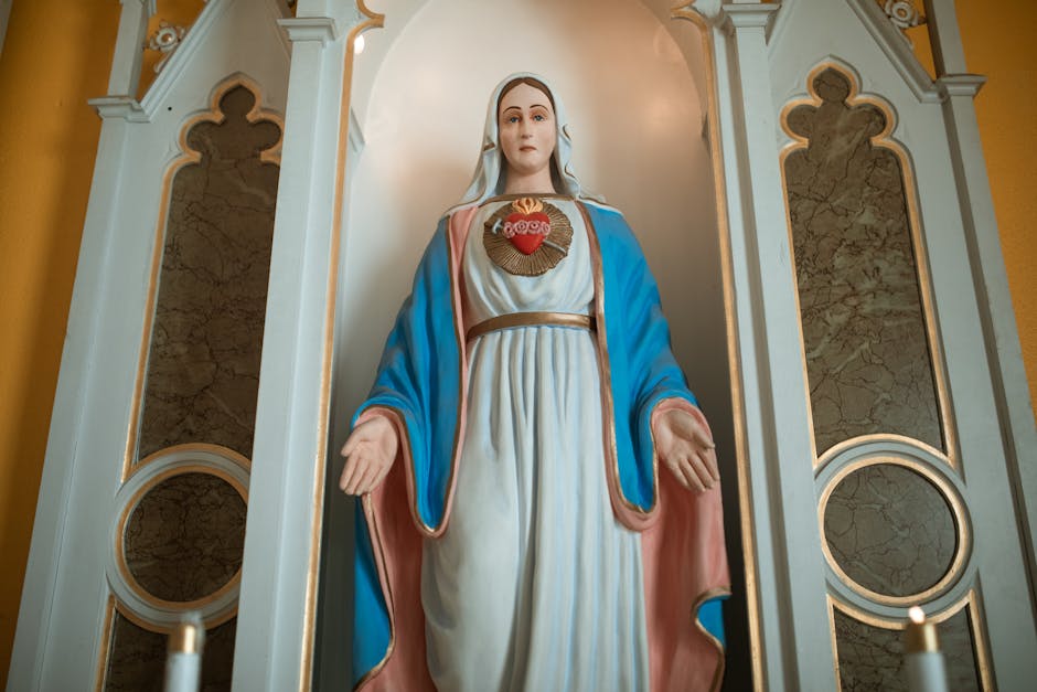 Zemí: Die heiligen Figuren der Taíno-Religion – Statue Der Jungfrau Maria Im Gebäude