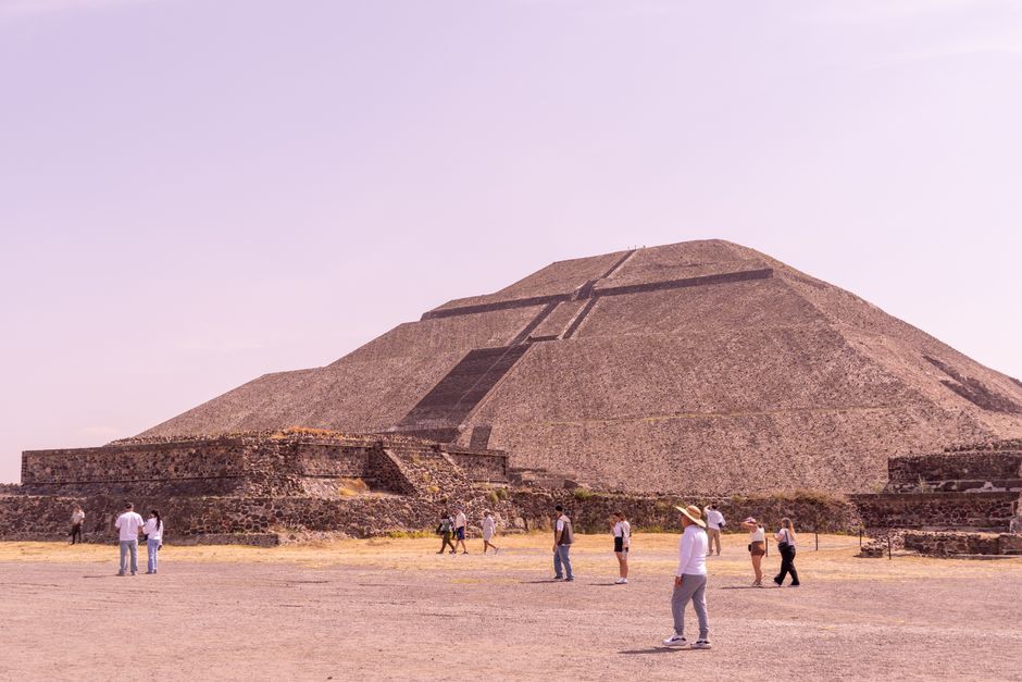 Camilla Townsend: 'Fifth Sun' und die aztekische Geschichte – Besucher erkunden die Sonnenpyramide von Teotihuacan unter k…
