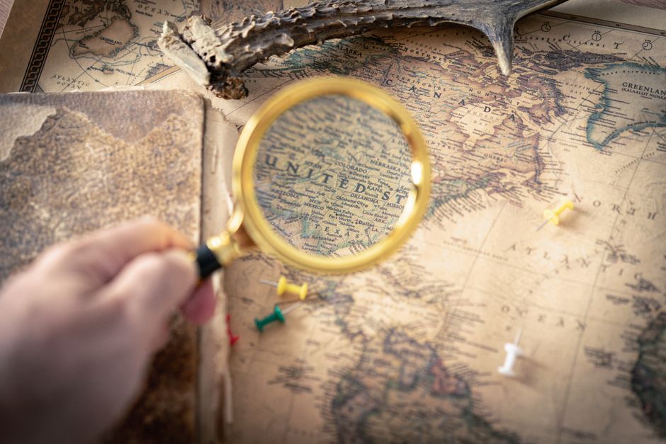 Experimentelle Archäologie in Amerika: Methoden und Fallbeispiele – Person, Die Lupe Hält