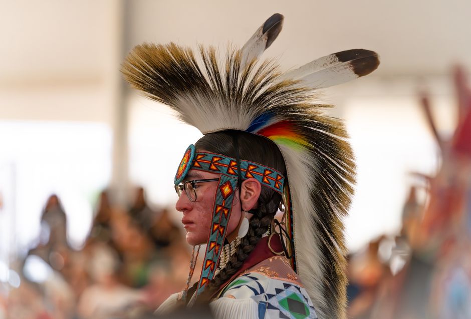 Indian Self-Determination Act: Indigene Selbstverwaltung in den USA – Farbenfrohes Powwow Porträt Der Amerikanischen Urein…