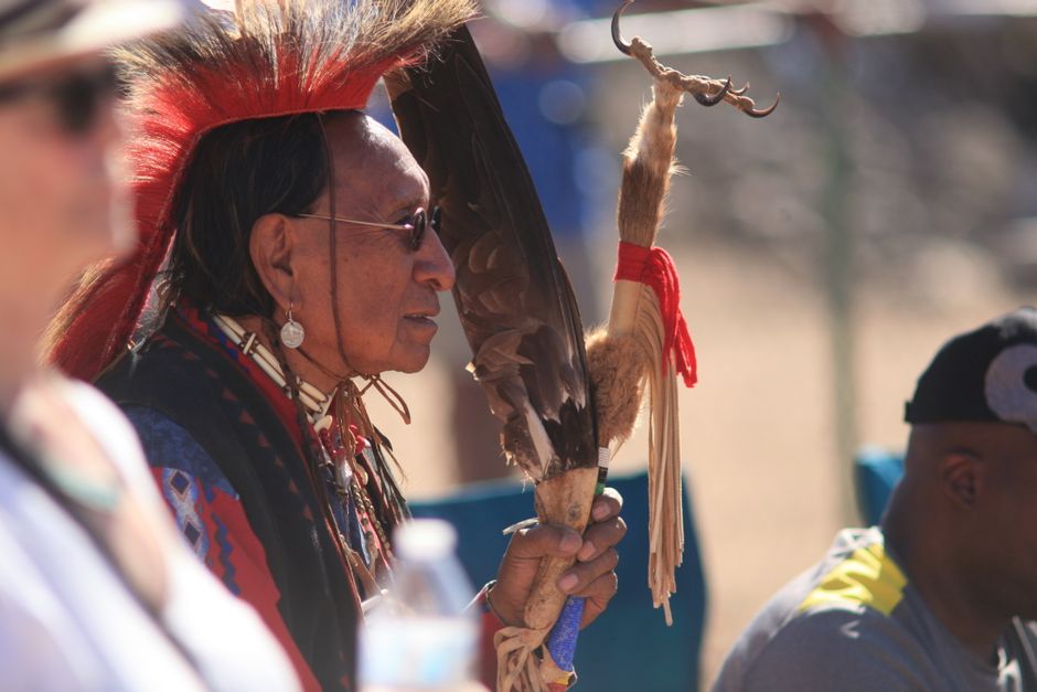 Indigen vs. Indianer: Welcher Begriff ist heute korrekt? – Indianischer Ältester in traditioneller Kleidung hält im Freien…