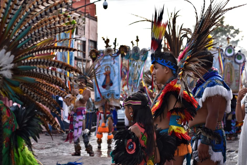 Kachinas Hopi: Geistwesen, ihre Bedeutung und Kontroversen – Traditionelles Mexikanisches Festival Mit Farbenfrohen Kostümen