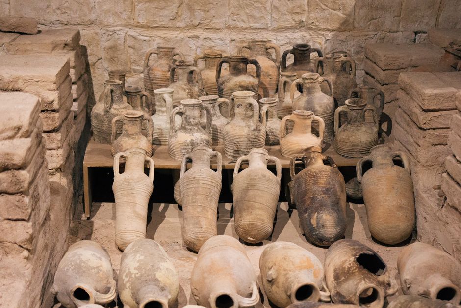 Keramik Typologie: Das Type-Variety-System in der Archäologie Amerikas – Antike Tonamphoren, die in einem Museum im türkis…